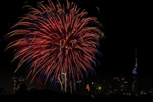 街並みの夜景と迫力ある打ち上げ花火 街並みの夜景と迫力ある打ち上げ花火 花火,打ち上げ花火,打上花火の写真素材