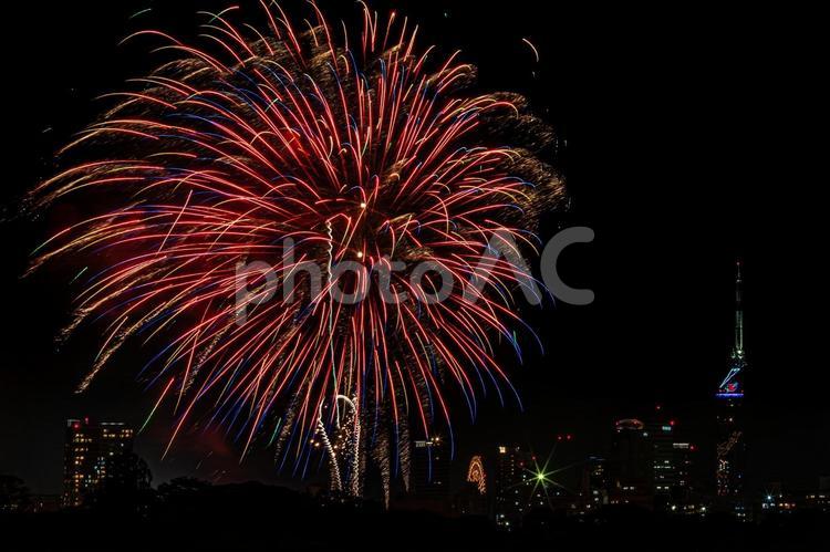 街並みの夜景と迫力ある打ち上げ花火 花火,打ち上げ花火,打上花火の写真素材