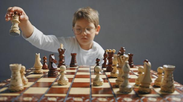 チェスをする男の子(グレー背景) チェスをする男の子(グレー背景) チェス,子ども,男の子の写真素材