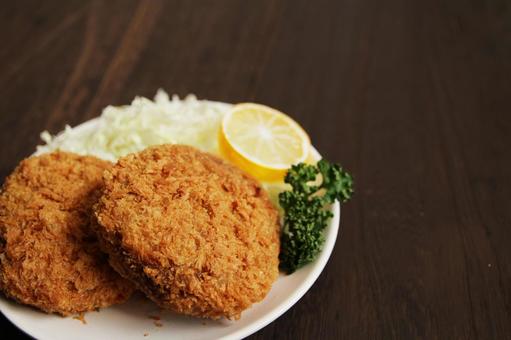 サクサクメンチカツの皿盛り サクサクメンチカツの皿盛りの写真