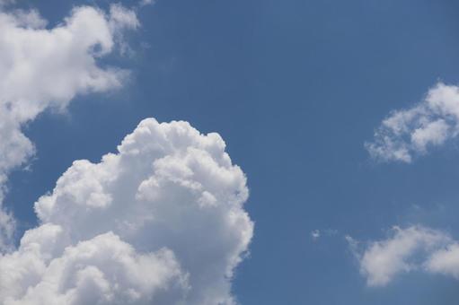 光りを感じる青空と雲のある空の写真