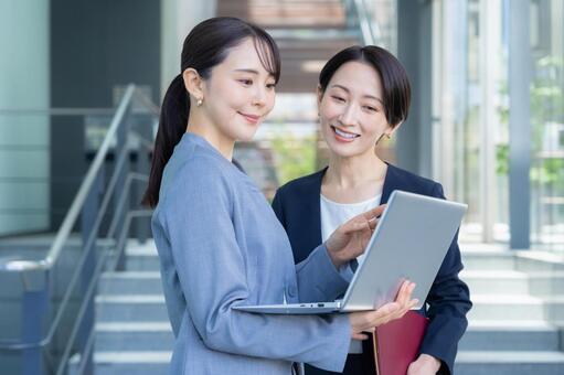 オフィスで仕事をするビジネスウーマン ビジネス,会議,ビジネスウーマンの写真素材