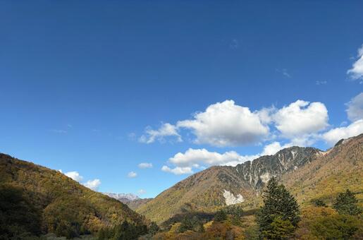 秋晴れの空と山の稜線が織りなす絶景 山,秋,青空の写真素材