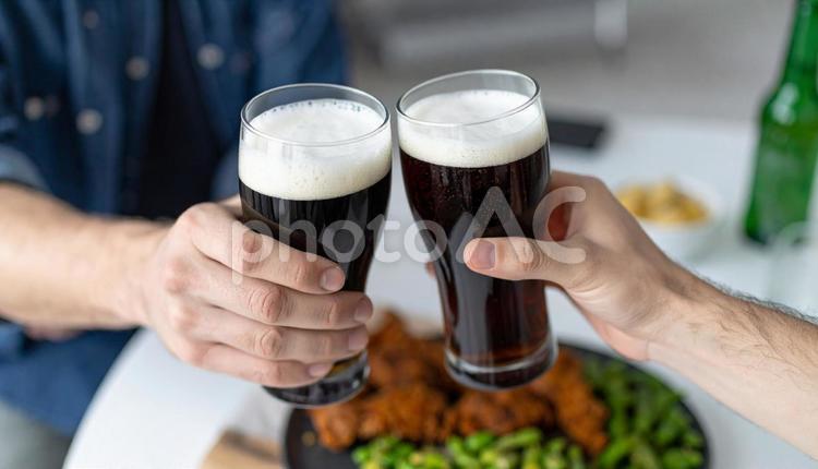 ビールで乾杯する二人の男性の手 ビール,飲み会,宴会の写真素材