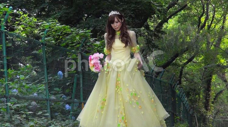 ウエディングドレスを着た女性 a121 bridal,love,お姉さんの写真素材