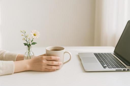 デスクに花とお茶を置く午後 デスクに花とお茶を置く午後の写真