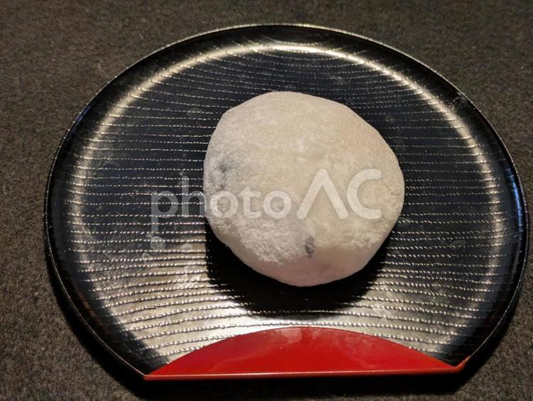 穀雨の日の半月皿に載った黒豆大福 和菓子,餅菓子,お茶請けの写真素材