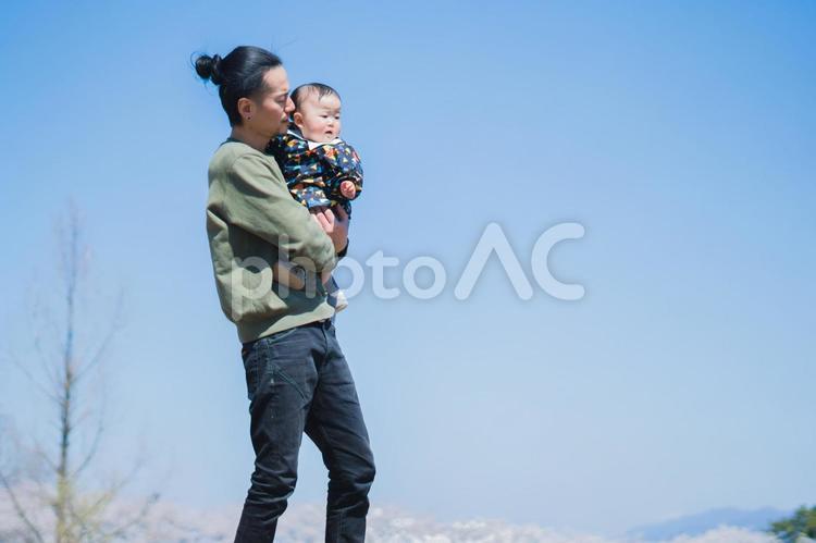 娘を抱っこして散歩する父 親子,家族,子供の写真素材