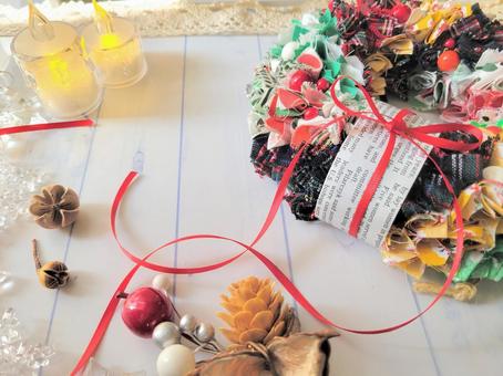 布のクリスマスリースとオーナメント 布のクリスマスリースとオーナメント クリスマスリース,クリスマス,ろうそくの写真素材