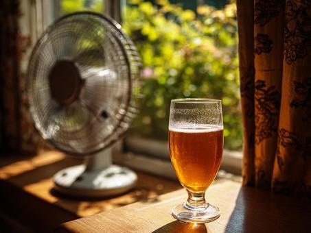 グラスの飲み物と扇風機 グラスの飲み物と扇風機の写真
