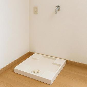 部屋の隅にある室内洗濯パン 部屋の隅にある室内洗濯パンの写真