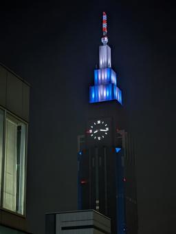都会の夜景に佇む時計台 夜景,高層ビル,都会の写真素材