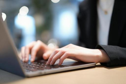 ノートパソコンを使う女性の手-5の写真