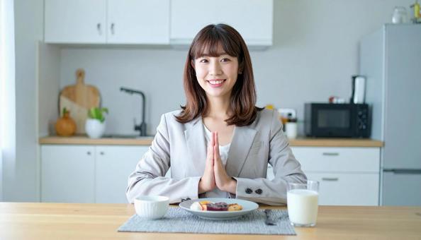 健康的で美しい女性の朝食風景 健康的で美しい女性の朝食風景の写真