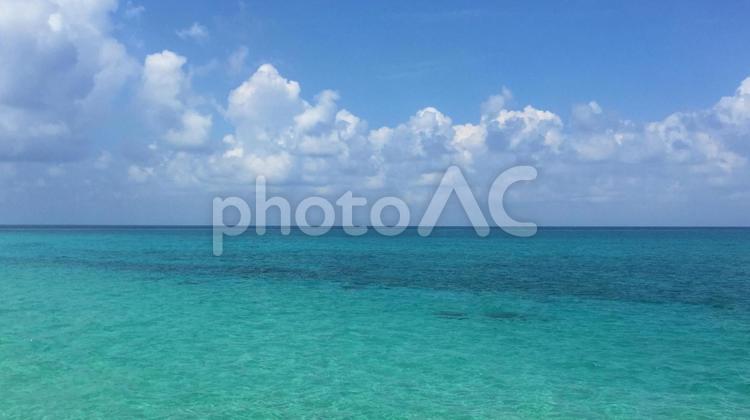 【宮古島】透き通るエメラルドグリーンの海 宮古島,海,エメラルドグリーンの写真素材