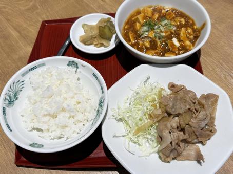 麻婆豆腐と生姜焼き定食 麻婆豆腐と生姜焼き定食 豚の生姜焼き,生姜焼き,生姜焼き定食の写真素材