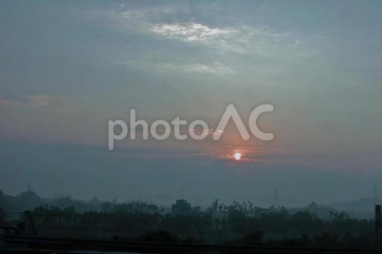 異国の山に沈む夕日 夕陽,台湾,台北の写真素材