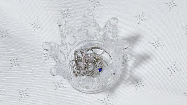 ガラスの王冠と指輪 小物,雑貨,王冠の写真素材