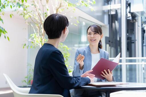 オフィスで仕事をするビジネスウーマン ビジネス,会議,ビジネスウーマンの写真素材