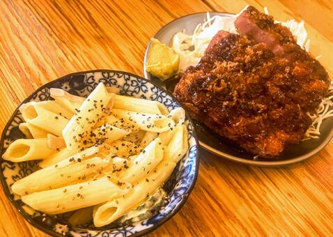 居酒屋メニュー マカロニサラダとハムカツ マカロニ,サラダ,ハムカツの写真素材