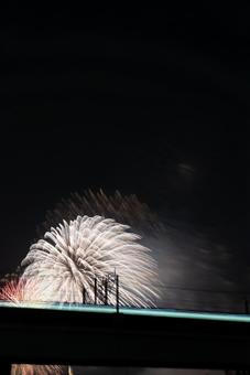 大輪の花火と夜空を横切る光 花火,打ち上げ花火,夜空の写真素材