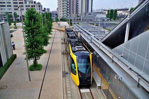 出発を待つライトライン 出発を待つライトライン ライトライン,宇都宮ライトレール,路面電車の写真素材
