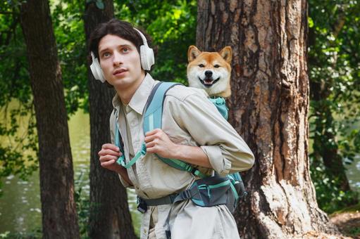 男性の背中に乗る犬 男性,外国人,犬の写真素材
