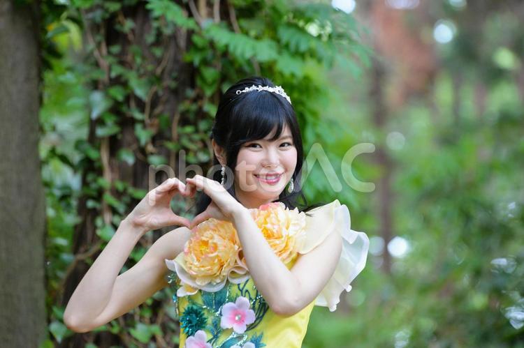 ウエディングドレスを着た女性 r150 bridal,love,お姉さんの写真素材