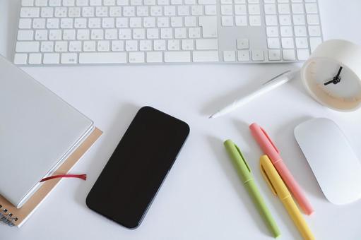 パソコンとスマートフォン リモートワーク パソコンとスマートフォン リモートワーク パソコン,スマートフォン,リモートワークの写真素材