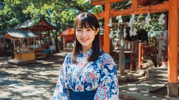 神社の境内にいる浴衣姿の若い女性 神社の境内にいる浴衣姿の若い女性の写真