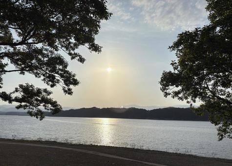 夕暮れの湖 夕暮れの湖の写真