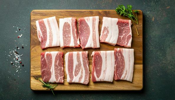 カッティングボードの上の豚バラ肉 カッティングボードの上の豚バラ肉の写真