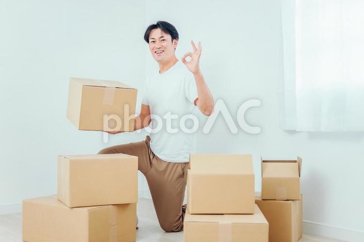 荷造りする男性（笑顔） 荷造り,引越し,ダンボールの写真素材