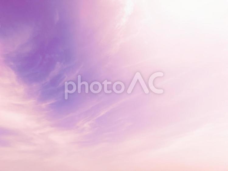 赤紫に染まる夕暮れ時の幻想的な空 夕焼け,夕方,夕暮れの写真素材