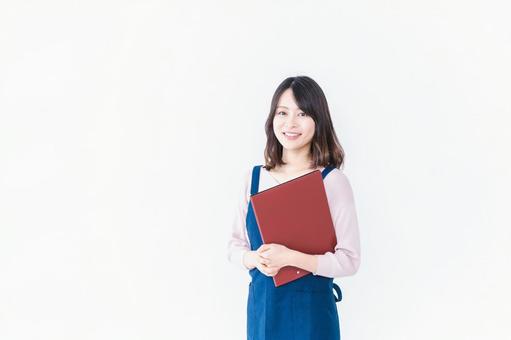 エプロンを着た家事代行の若い女性 エプロンを着た家事代行の若い女性 マニュアル,生活,家事代行の写真素材