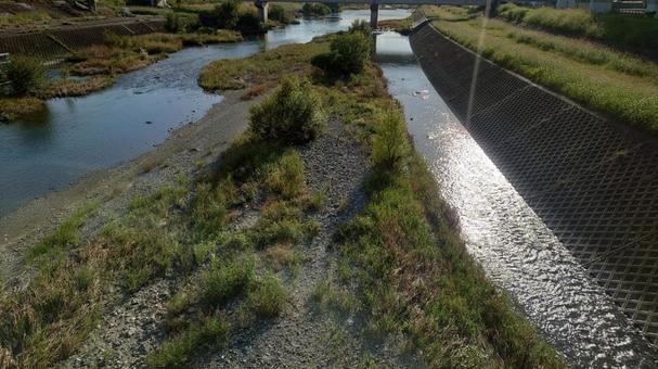 川の反射 猪名川,流れ,日光の写真素材