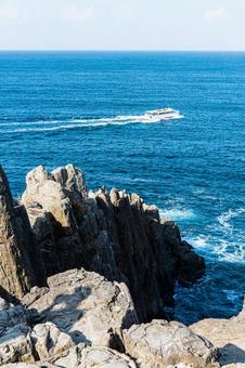 東尋坊 日本海にそびえる断崖と荒波の絶景 東尋坊 日本海にそびえる断崖と荒波の絶景 東尋坊,海,崖の写真素材