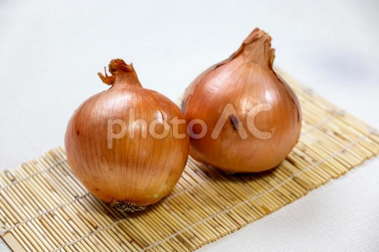 玉ねぎ丸ごと２つ 玉ねぎ,タマネギ,玉葱の写真素材