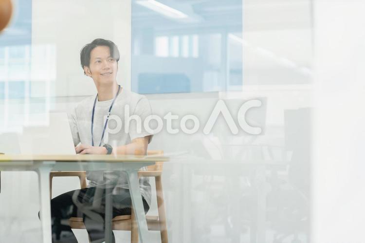会議室でWEB会議する若い男性エンジニア ビジネス,ビジネスマン,若いの写真素材