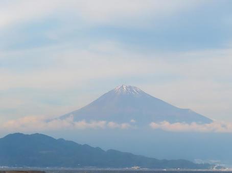 霞がかった富士山の写真