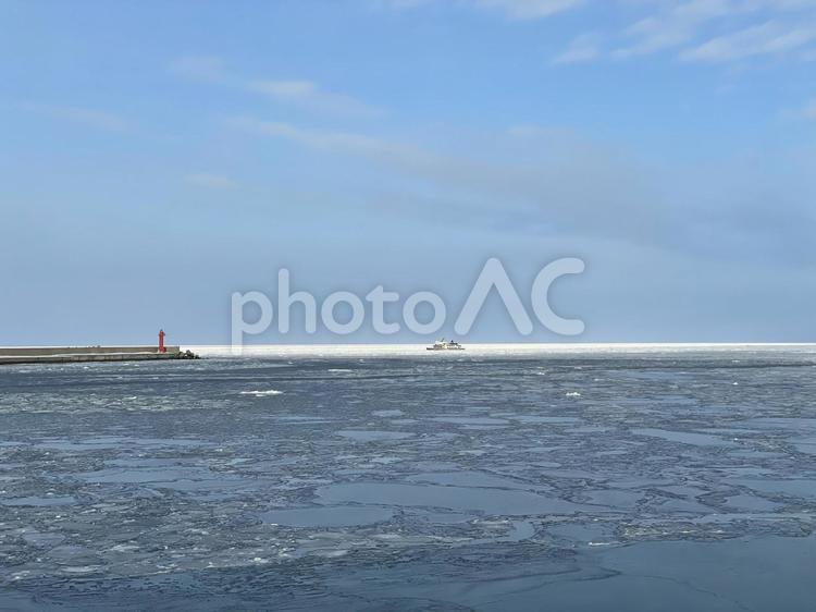 流氷が来たオホーツク海と砕氷船 流氷,海,船の写真素材