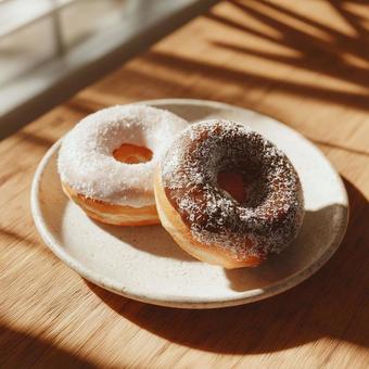 二種類のドーナツと温かい日差し 二種類のドーナツと温かい日差しの写真