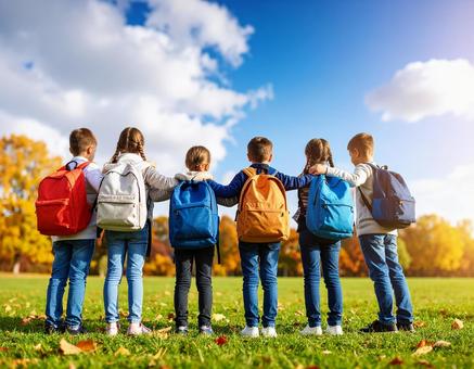 秋の遠足に出発する小学生たち 秋の遠足に出発する小学生たちの写真