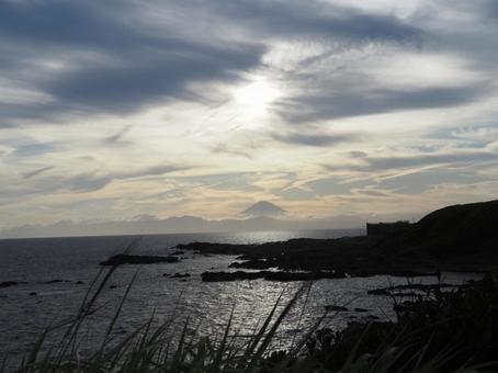 海岸沿いの夕日 夕焼け 富士山 海岸沿いの夕日 夕焼け 富士山の写真
