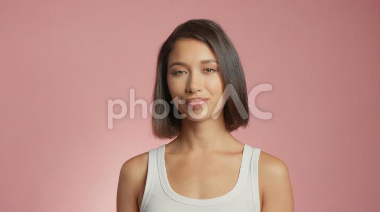 微笑んでいるタンクトップを着た女性 女性,外国人,アジア人の写真素材