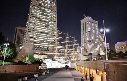 帆船日本丸とみなとみらいの夜景 帆船日本丸,ランドマークタワー,クイーンズスクエアの写真素材