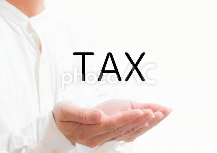 税金をみせる美容スタッフ タックス,tax,税金の写真素材