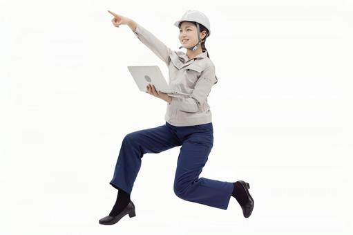 ノートパソコン 作業服の女性 ノートパソコン 作業服の女性 女性,ビジネスウーマン,ジャンプの写真素材