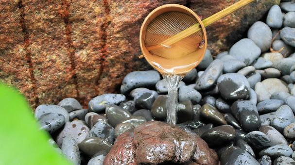 Pour water into the Suikinkutsu at Urakuen and listen to the sound, JPG