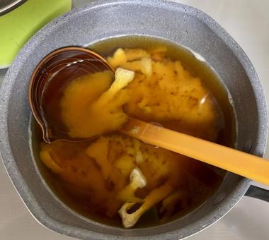 お鍋に入ったお味噌汁 お鍋に入ったお味噌汁の写真